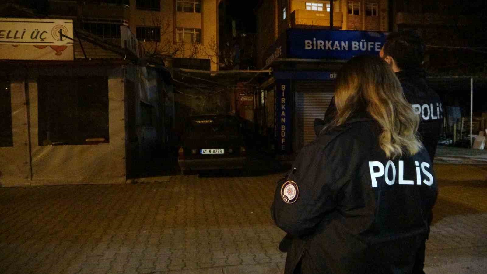 KOCAELİ’NİN GÖLCÜK İLÇESİNDE ÇAY OCAĞINDAN ÇIKAN YAŞLI ADAM, OTOMOBİLİNE BİNDİĞİ