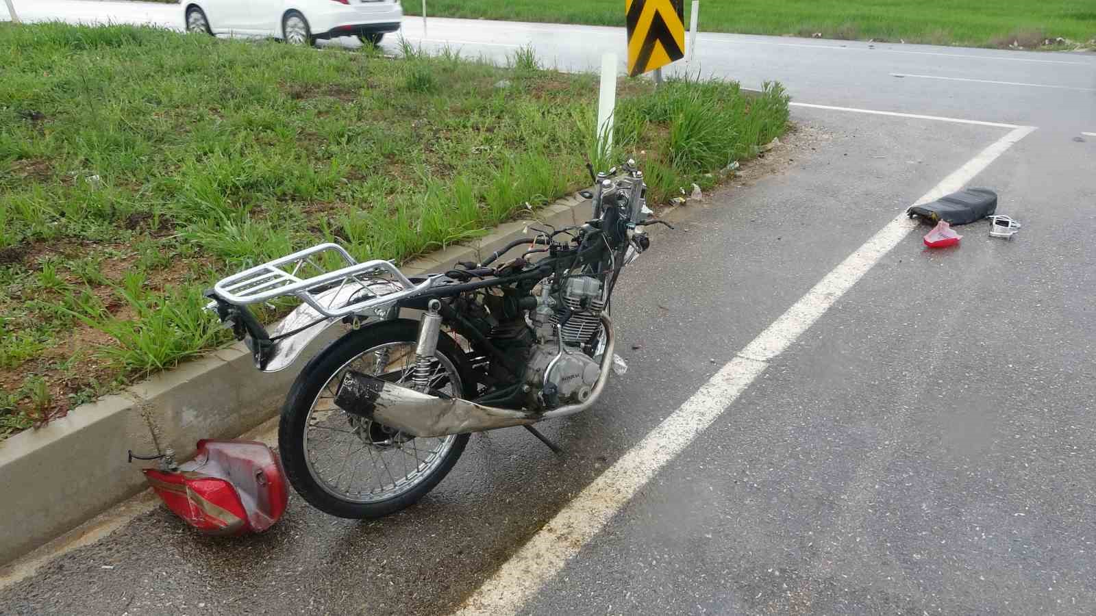 UŞAK’TA OTOMOBİLLE ÇARPIŞAN MOTOSİKLET SÜRÜCÜSÜ KAZA YERİN HAYATINI KAYBETTİ.