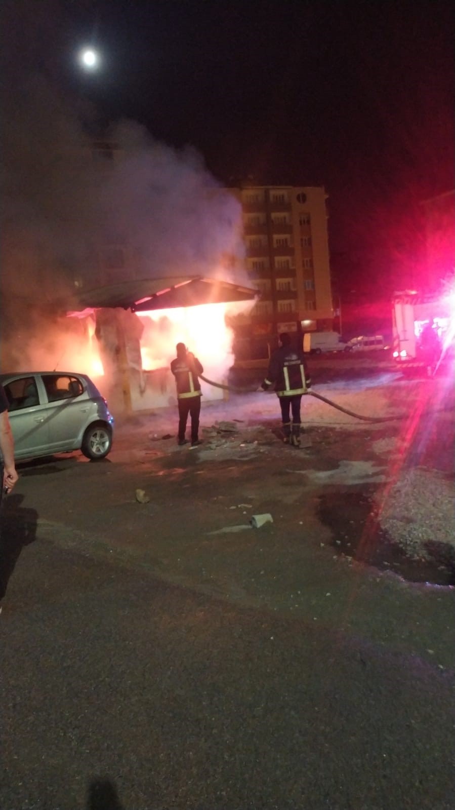 VAN’IN İPEKYOLU İLÇESİNDE ÇIKAN YANGINDA OTOPARK KULÜBESİ ALEV ALEV YANARKEN,