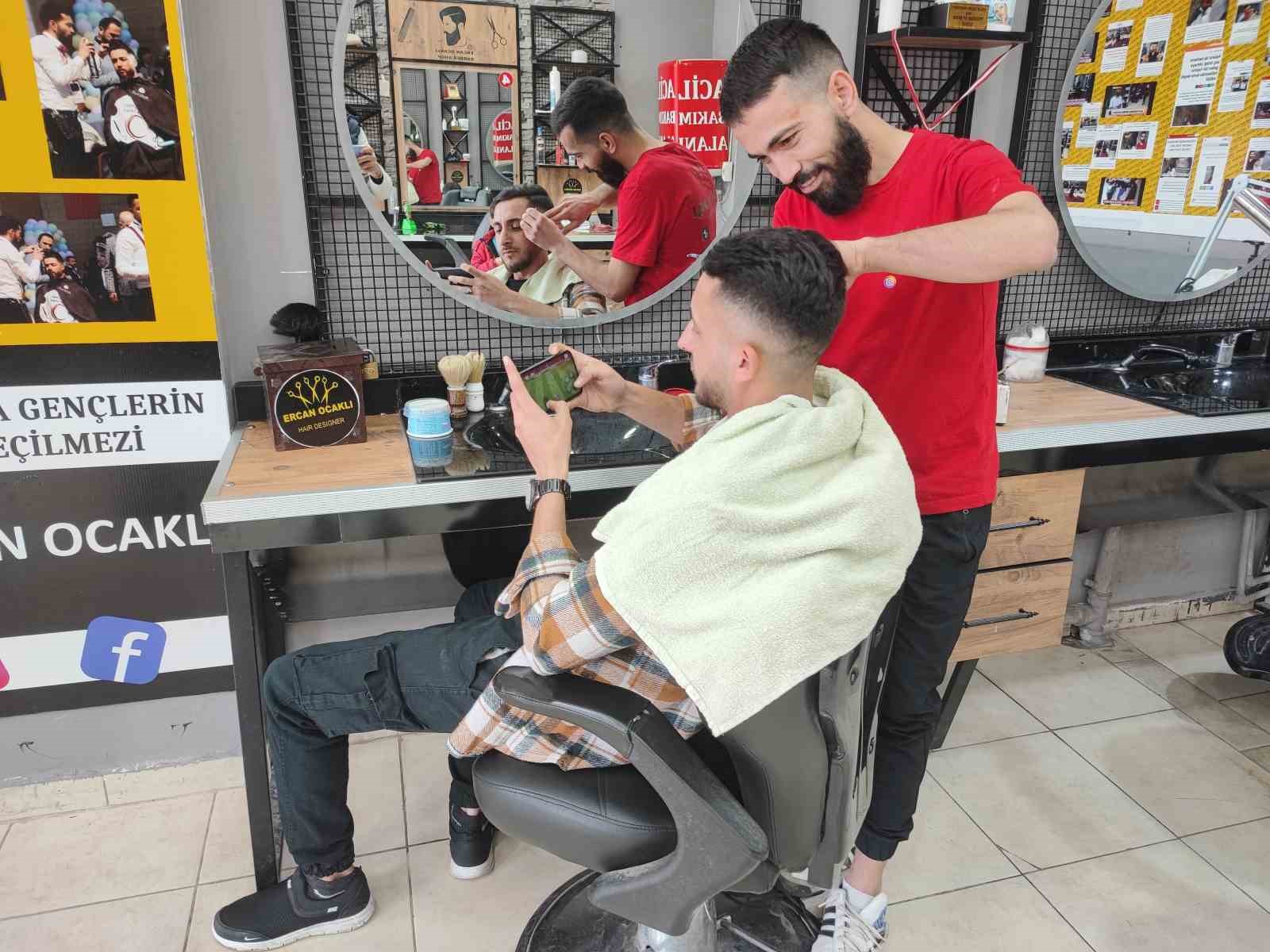 ADANA’DA OYUN BAĞIMLISI BİR KİŞİ TIRAŞ OLURKEN BİLE OYUN OYNAMAYA