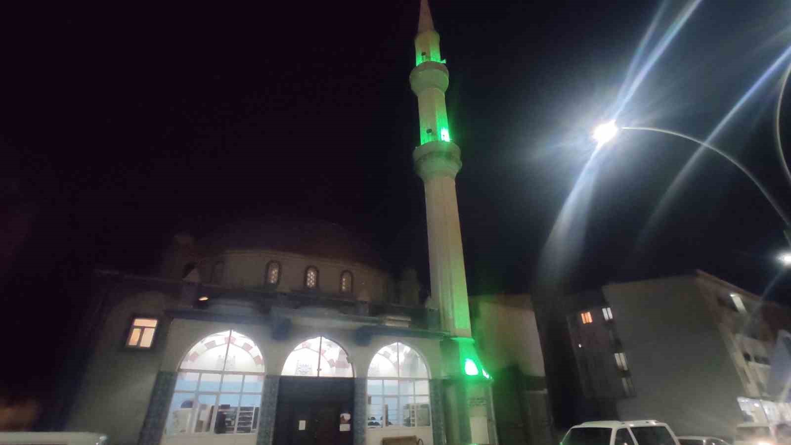 VAN’IN ÖZALP İLÇESİNDE TERAVİH NAMAZI HATİMLE KILMA GELENEĞİ DEVAM EDİYOR.