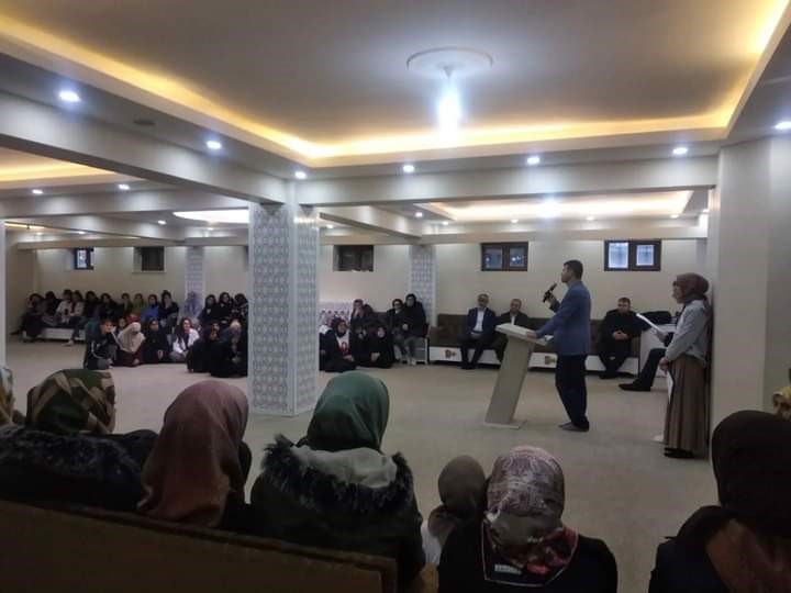 VAN’IN ÖZALP İLÇESİNDE GENÇLER, İLÇE MÜFTÜLÜĞÜ TARAFINDAN DÜZENLENEN İFTAR YEMEĞİNDE