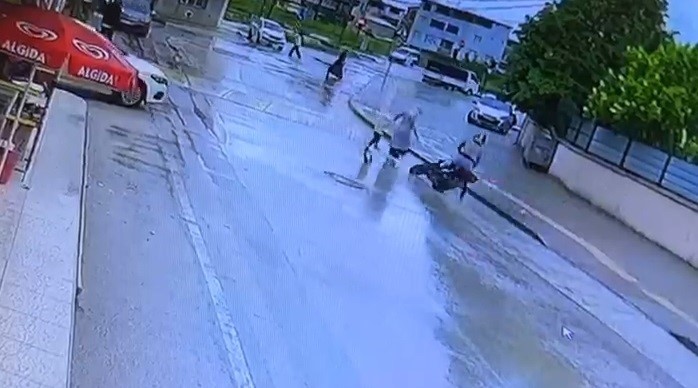 BURSA’DA SEYİR HALİNDEKİ MOTOSİKLET SÜRÜCÜSÜ YAĞIŞLI HAVANIN ETKİSİYLE DURAMAYARAK, KARŞIYA