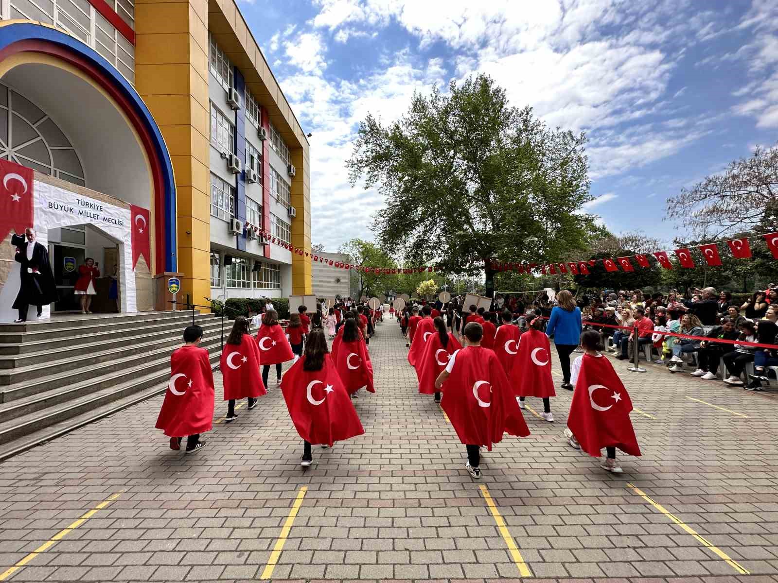 AYDIN (İHA) - ÖZEL BAŞAK KOLEJİ ANA KAMPÜSÜNDE 23 NİSAN