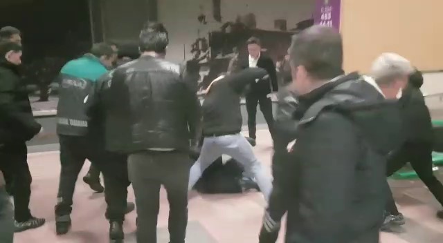 BURSA’DA SOKAK MÜZİSYENLERİNİN METRODA MÜZİK YAPMASINA BAZI YOLCULAR TEPKİ GÖSTERDİ.