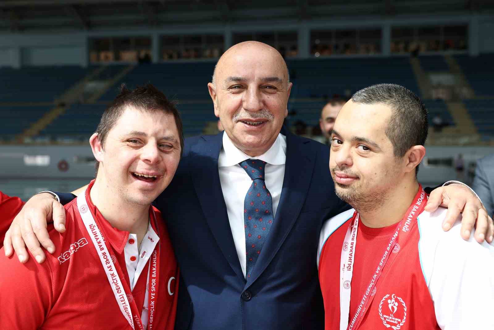 KEÇİÖREN BELEDİYE BAŞKANI TURGUT ALTINOK, TÜRKİYE YÜZME FEDERASYONU TARAFINDAN İLÇEDEKİ
