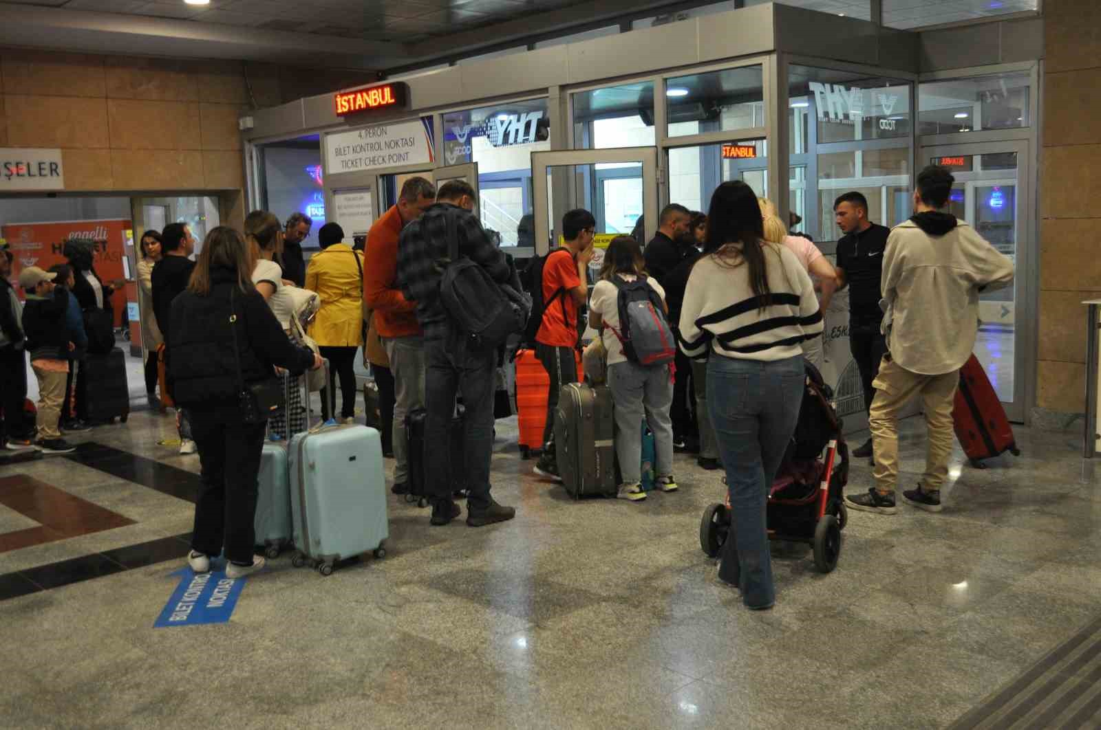 TREN İSTASYONUNDA OLUŞAN BAYRAM YOĞUNLUĞU