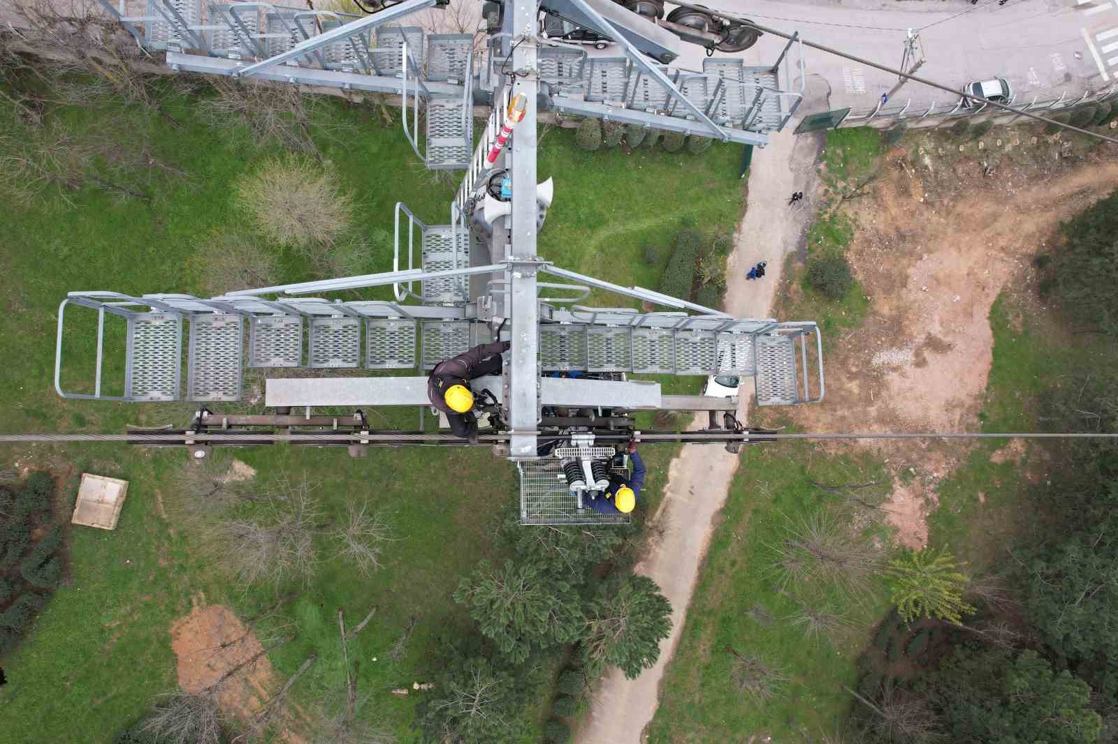 (Özel) Uludağ’da ölümle burun buruna… 165 metre yüksekte cambazları aratmıyorlar