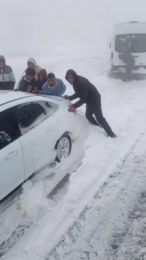 ERZURUM’DA NİSAN AYININ SON GÜNÜNDE YAĞAN KAR SÜRÜCÜLERE ZOR ANLAR