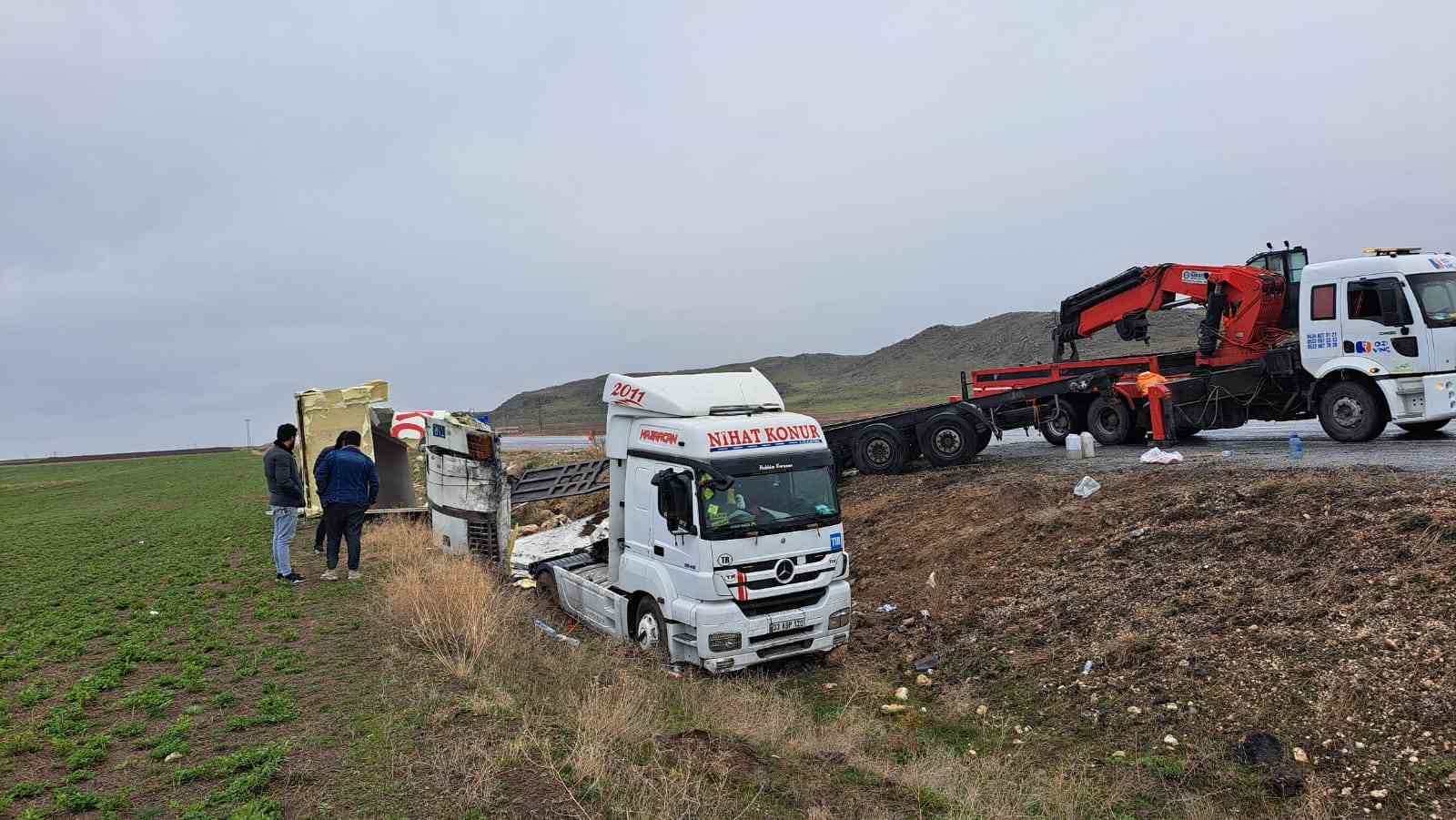 BİTLİS’İN ADİLCEVAZ İLÇESİNDE PAMUK YÜKLÜ TIRIN ŞARAMPOLE YUVARLANMASI SONUCU 1