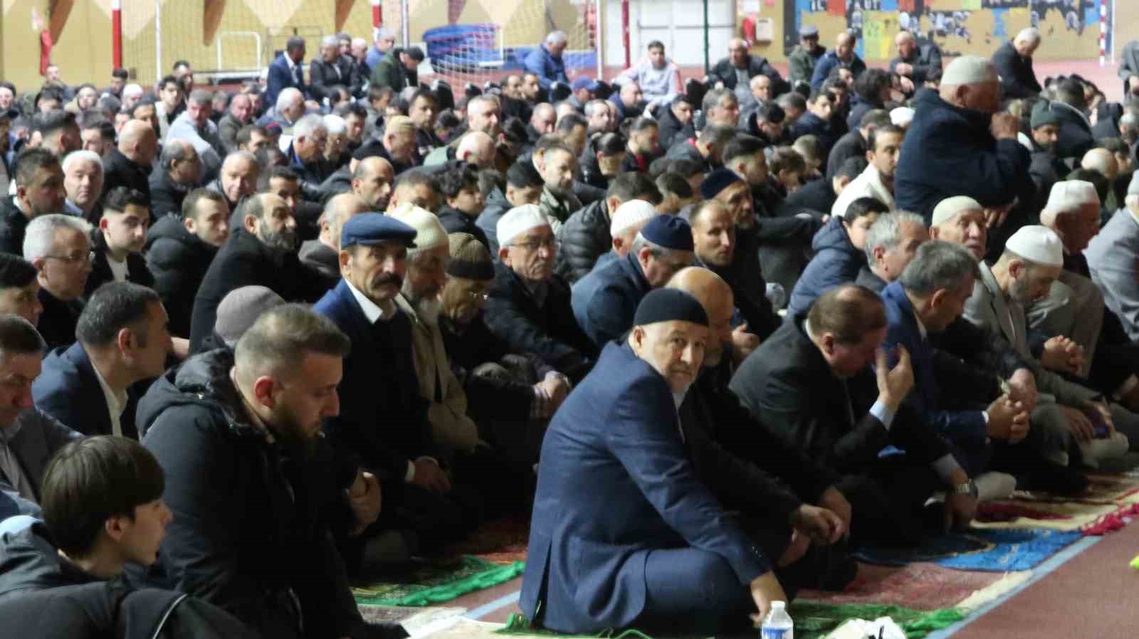 FRANSA'NIN BAŞKENTİ PARİS'TE 2 BİN MÜSLÜMAN, BAYRAM NAMAZINI KAPALI SPOR