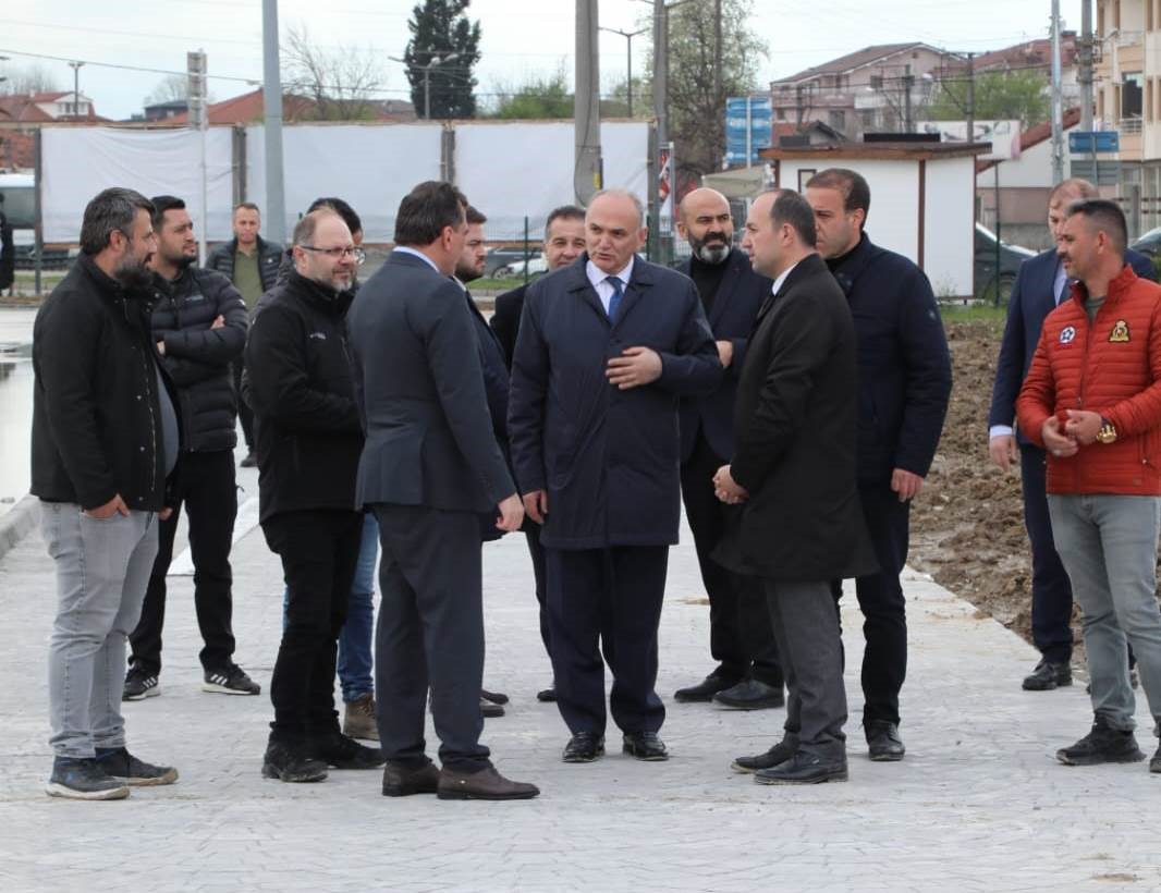 DÜZCE BELEDİYE BAŞKANI DR. FARUK ÖZLÜ, BERABERİNDE YAKIN KURMAYLARI İLE