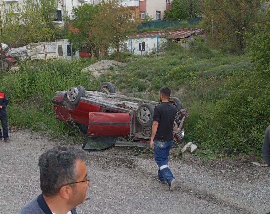 KARABÜK'TE, PARK HALİNDEKİ OTOMOBİLE ÇARPAN ARAÇ TAKLA ATTI.