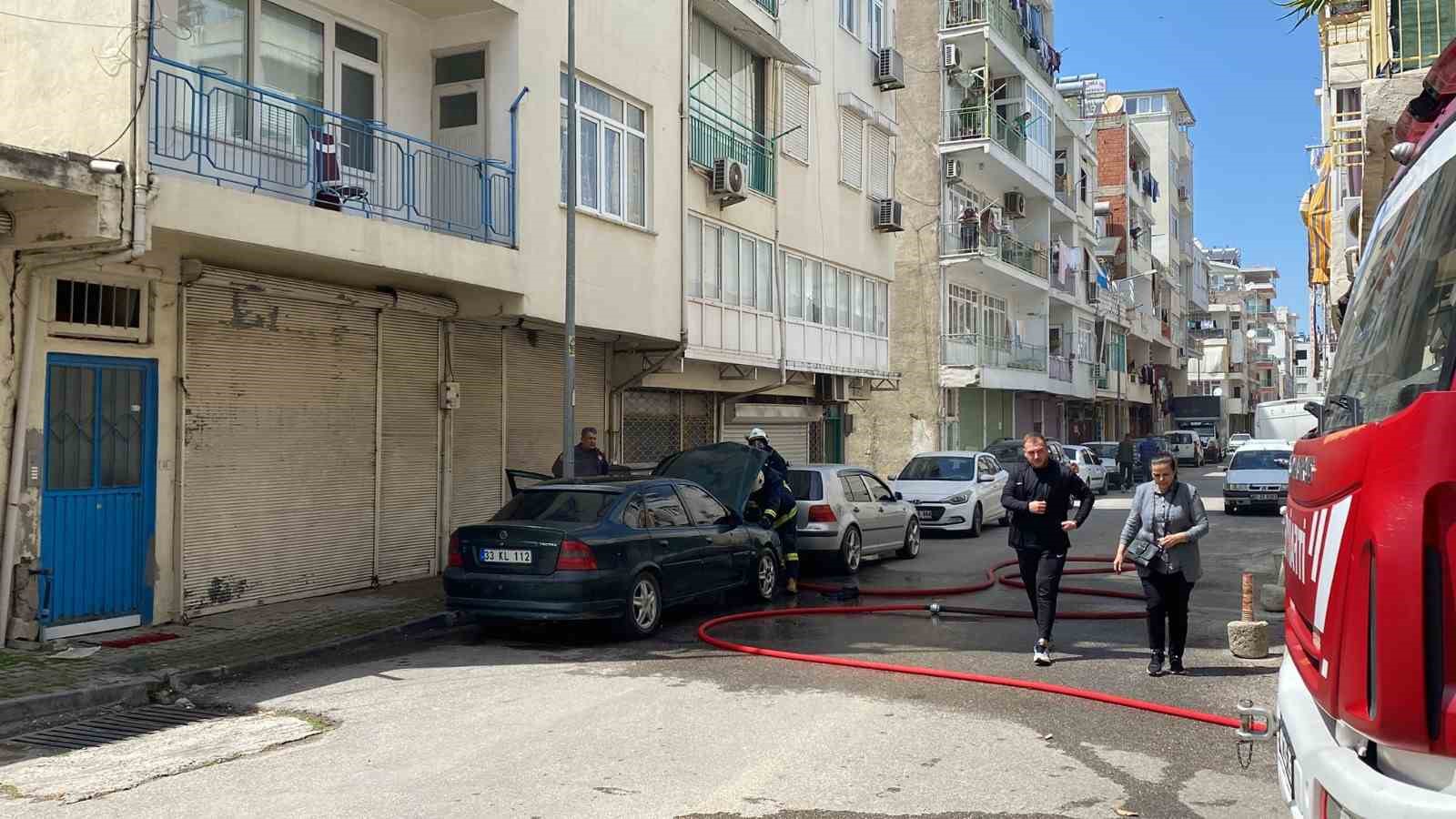 ANTALYA'NIN MANAVGAT İLÇESİNDE PARK HALİNDEKİ OTOMOBİLİN MOTOR BÖLÜMÜNDE ÇIKAN YANGIN,