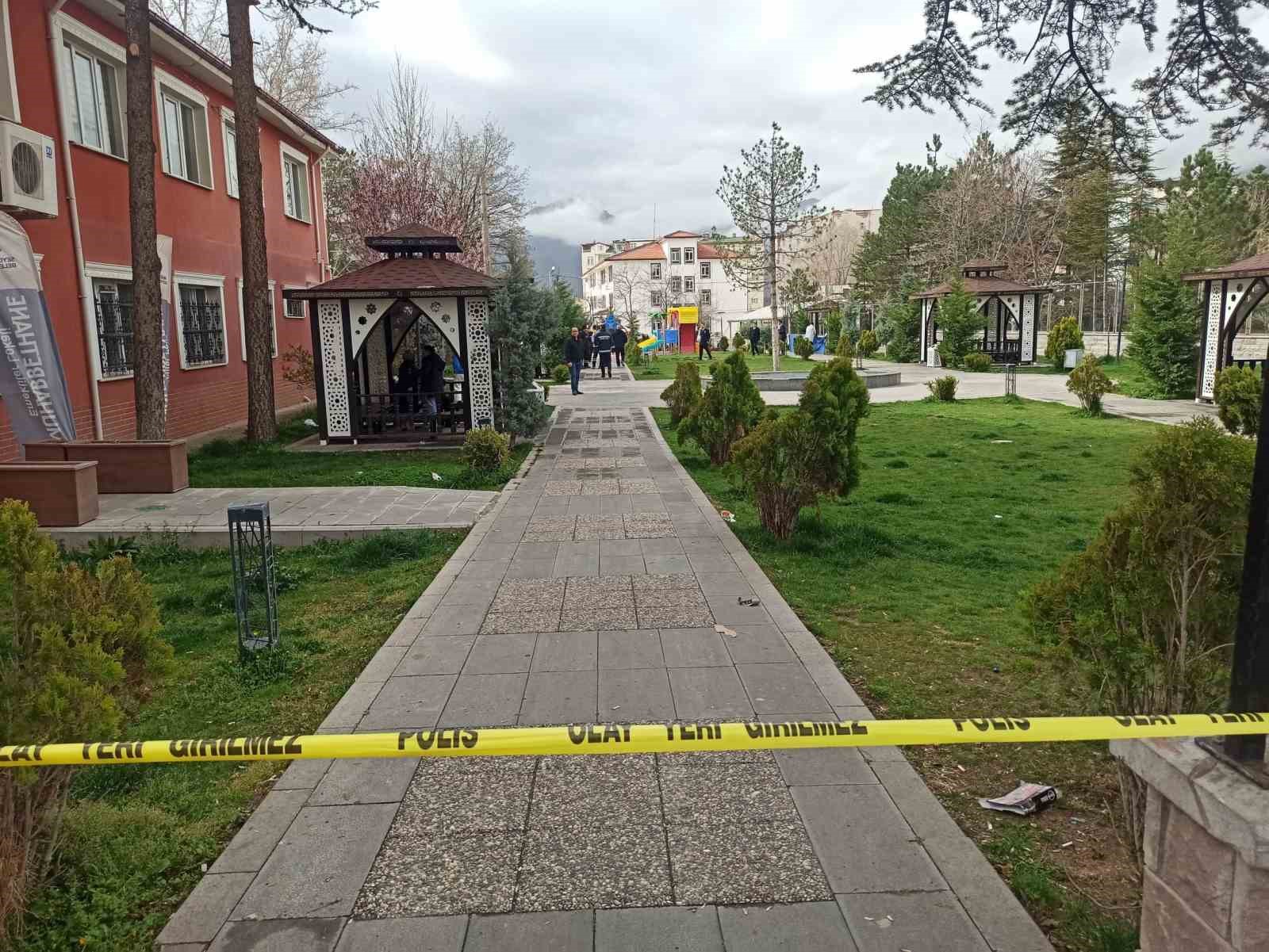 KONYA'NIN SEYDİŞEHİR İLÇESİNDE BİR PARKTA ERKEK CESEDİ BULUNDU.