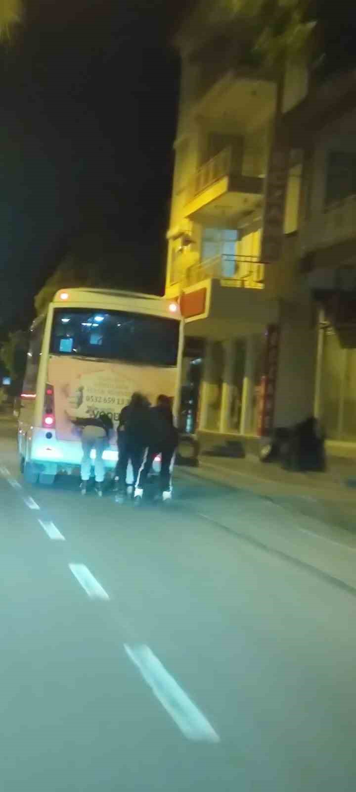 ANTALYA’NIN MANAVGAT İLÇESİNDE HAREKET HALİNDEKİ OTOBÜSÜN ARKASINA TUTUNAN PATENLİ GENÇLERİN