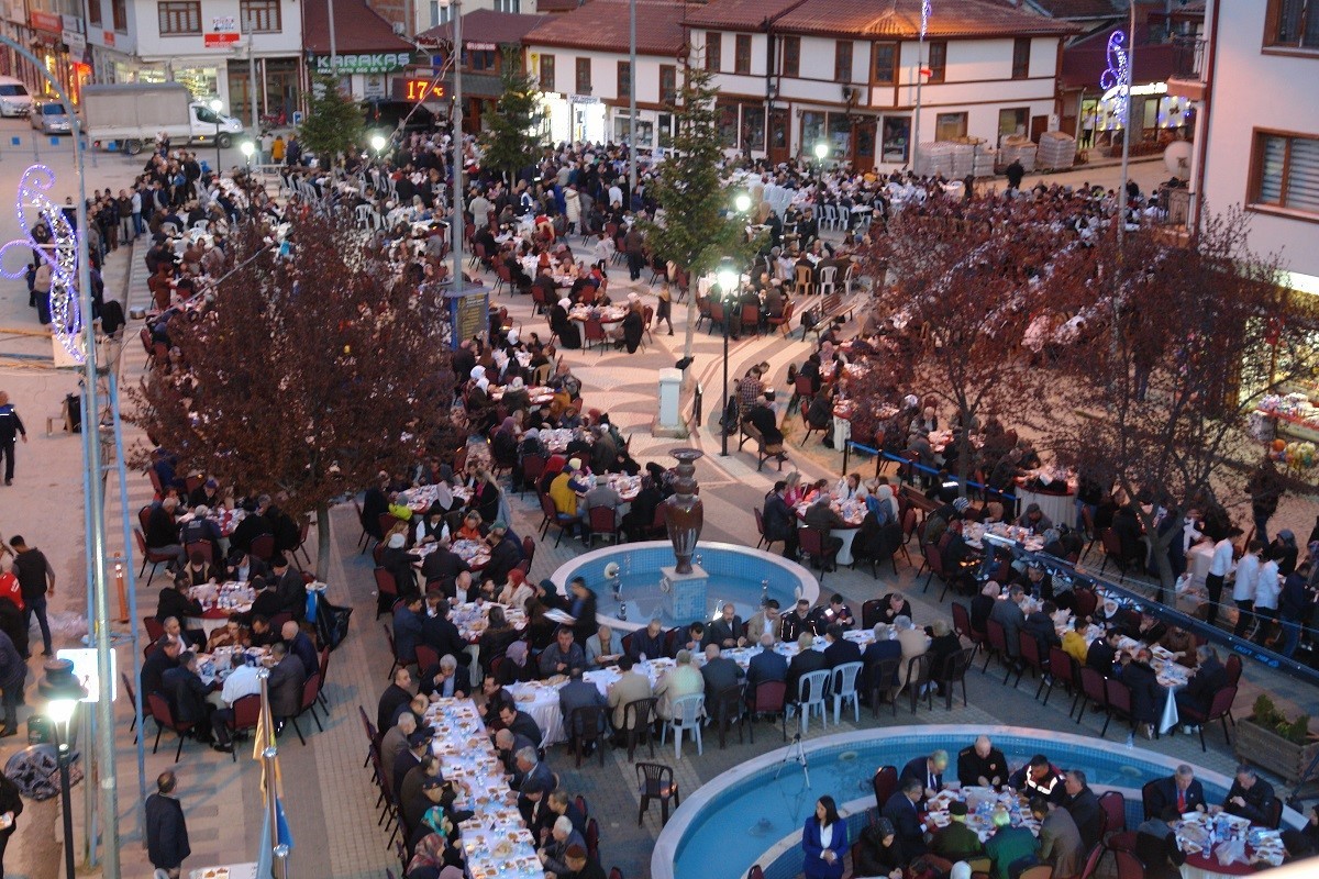 BİLECİK’İN PAZARYERİ İLÇESİNİN MEYDANINDA DÜZENLENEN İFTAR PROGRAMINDA 4 BİN 500