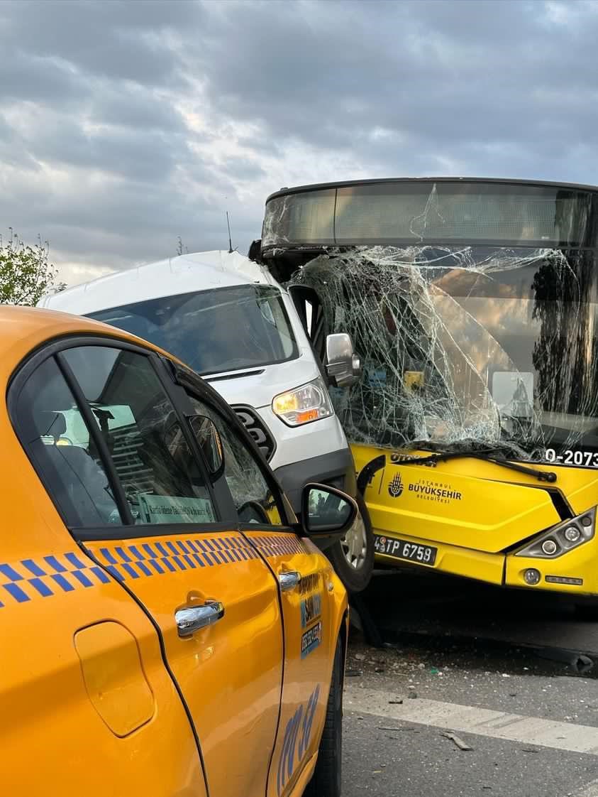 PENDİK’TE İETT OTOBÜSÜ İLE SERVİS MİNİBÜSÜ ÇARPIŞTI: YARALILAR VAR