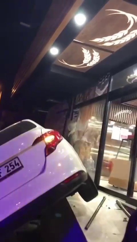 PENDİK’TE KAZA YAPAN ARAÇ FIRINA DALDI, 5 KİŞİ YARALANDI