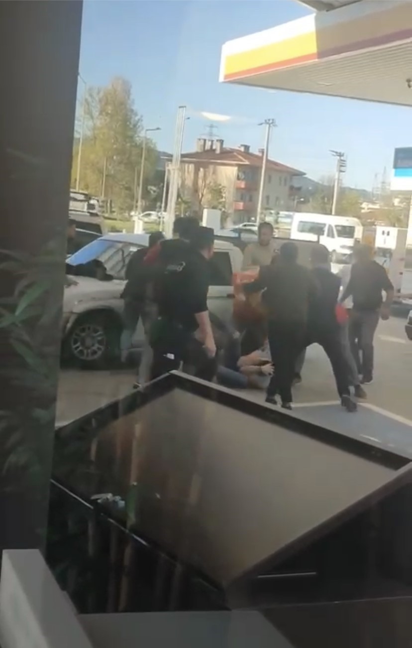 PETROL İSTASYONU MUHAREBESİ : YUMRUK YUMRUĞA BÖYLE KAVGA ETTİLER