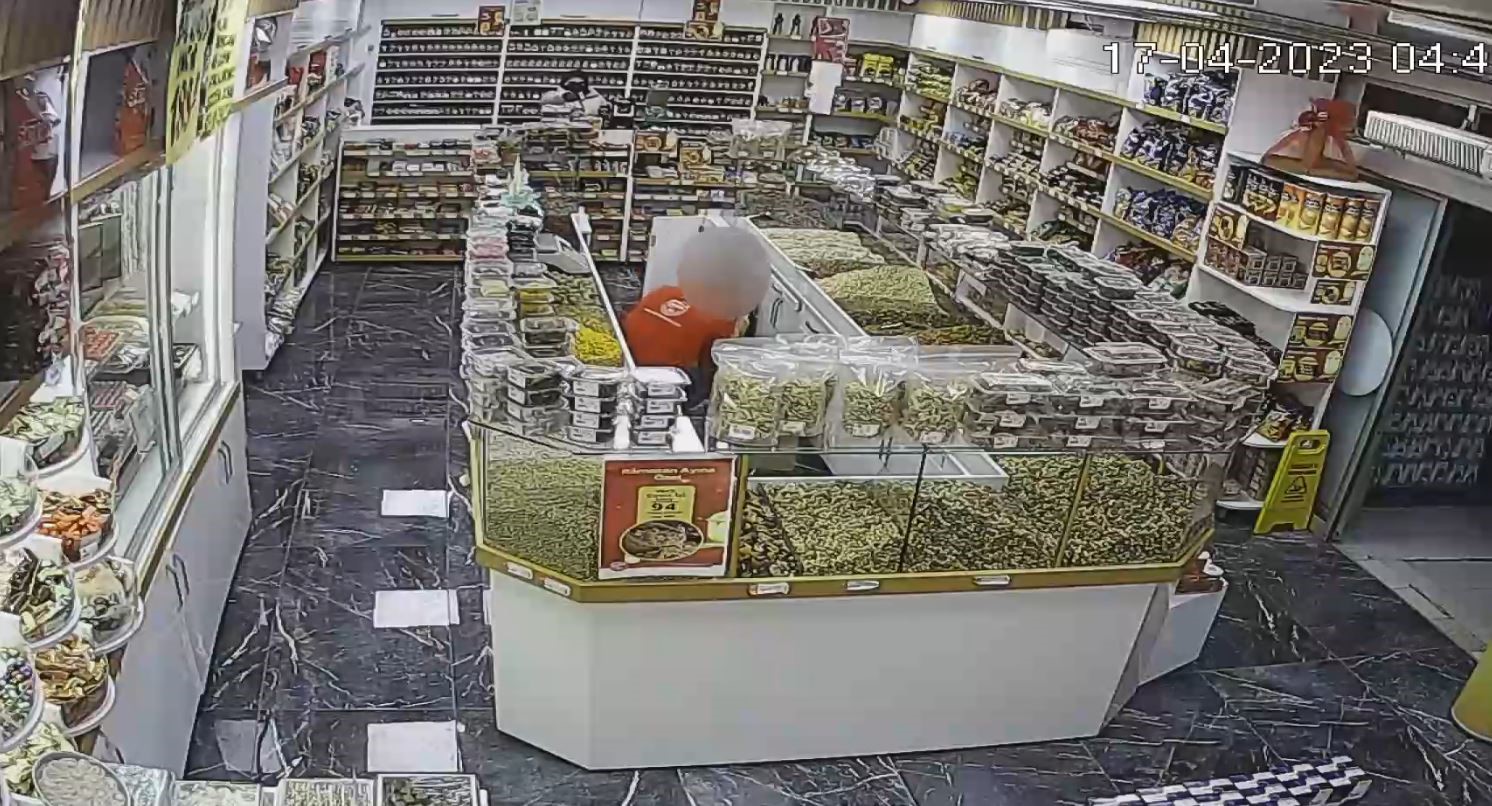KONYA’DA AKARYAKIT İSTASYONUN MARKETİNE MÜŞTERİ GİBİ GELEN BİR KİŞİ, YANINDA