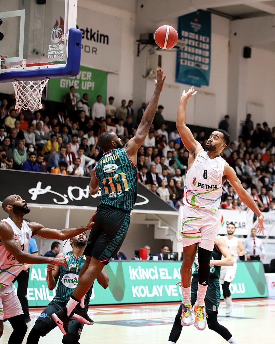 PINAR KARŞIYAKA, HAFTA SONU OYNANAN İZMİR DERBİSİNDE ALİAĞA PETKİMSPOR’A 90-85