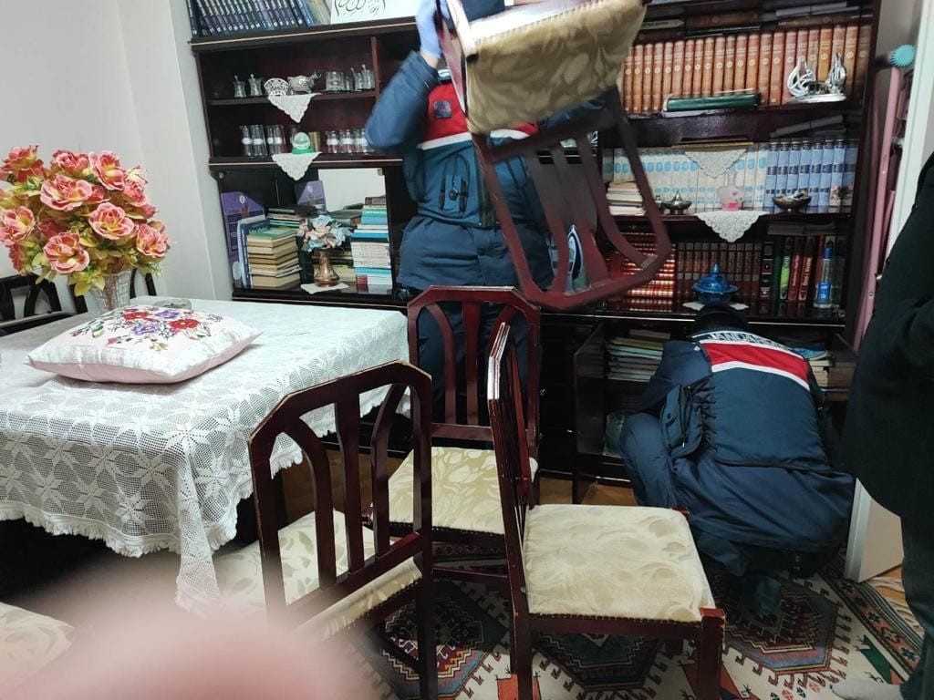 MANİSA'NIN AKHİSAR İLÇESİNDE JANDARMA EKİPLERİ TARAFINDAN BİR İKAMETTE YAPILAN ARAMADA