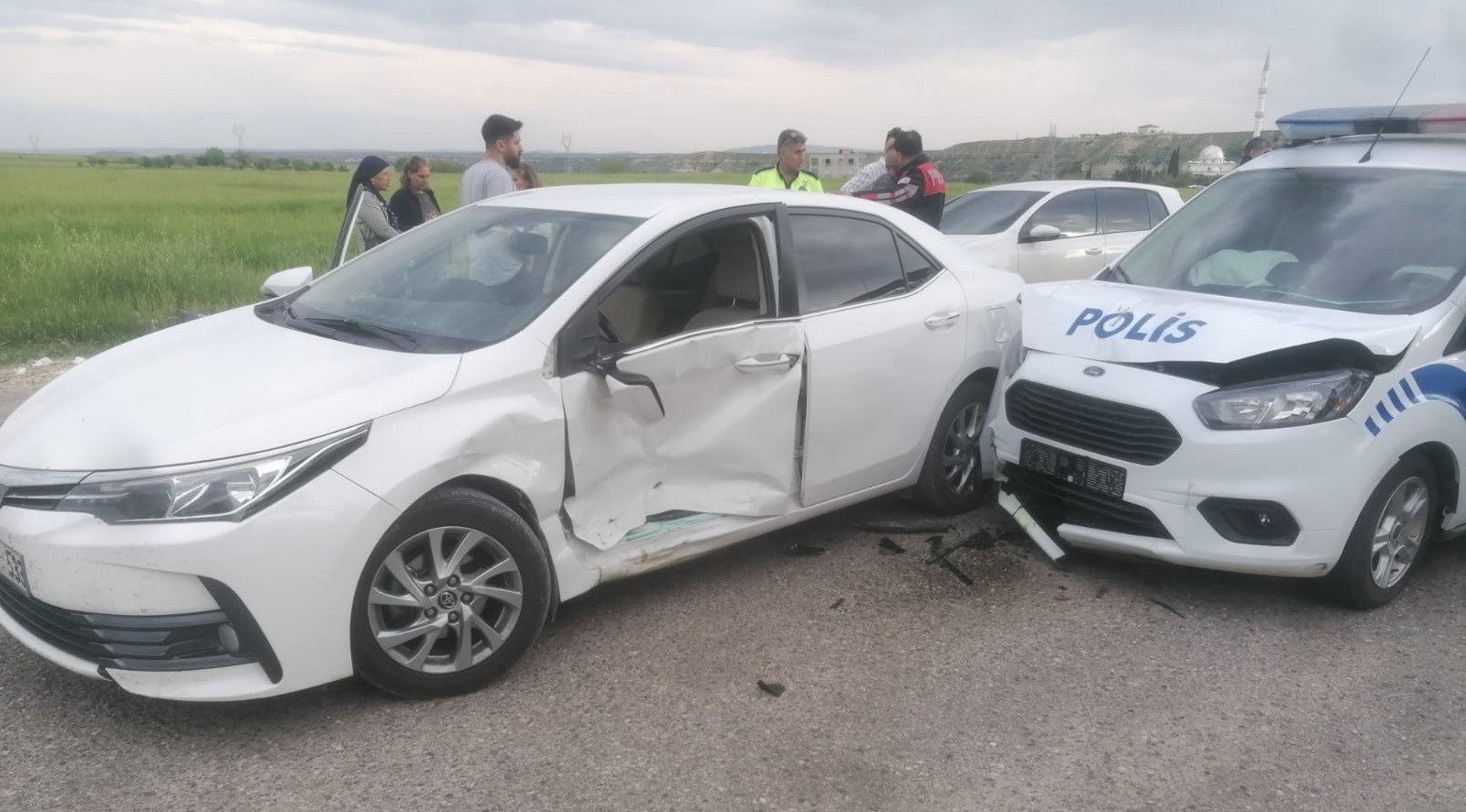 ADIYAMAN’DA, POLİS ARACI İLE OTOMOBİL ÇARPIŞTI.