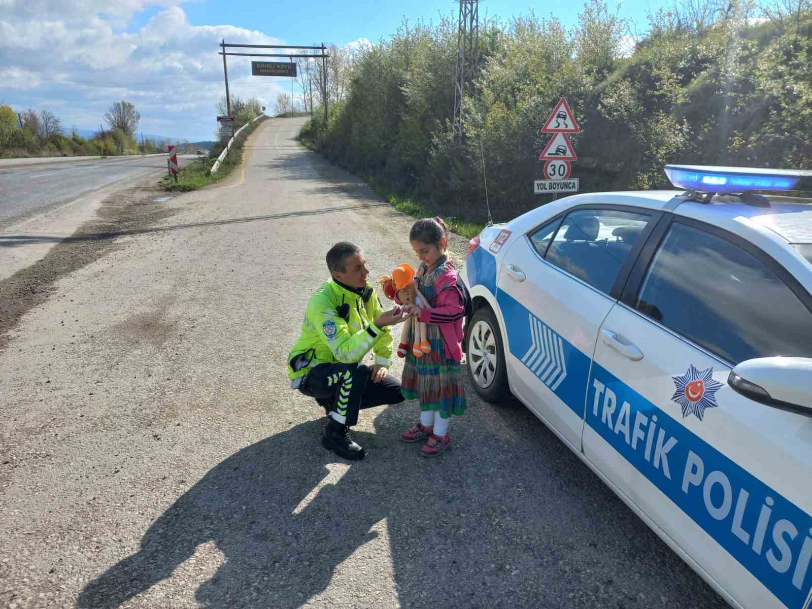 KASTAMONU’DA RAMAZAN BAYRAMI DOLAYISIYLA TRAFİK EKİPLERİ YOLA ÇIKAN YOLCULARIN BAYRAMINI