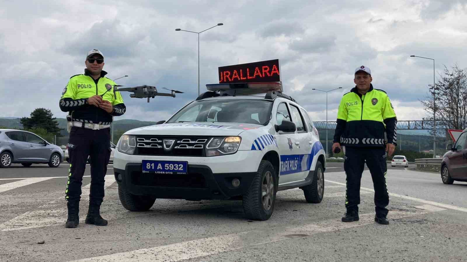 DÜZCE’DE EMNİYET EKİPLERİ BAYRAM TRAFİĞİNDE DRONE DESTEKLİ TRAFİK DENETİMİ GERÇEKLEŞTİREREK
