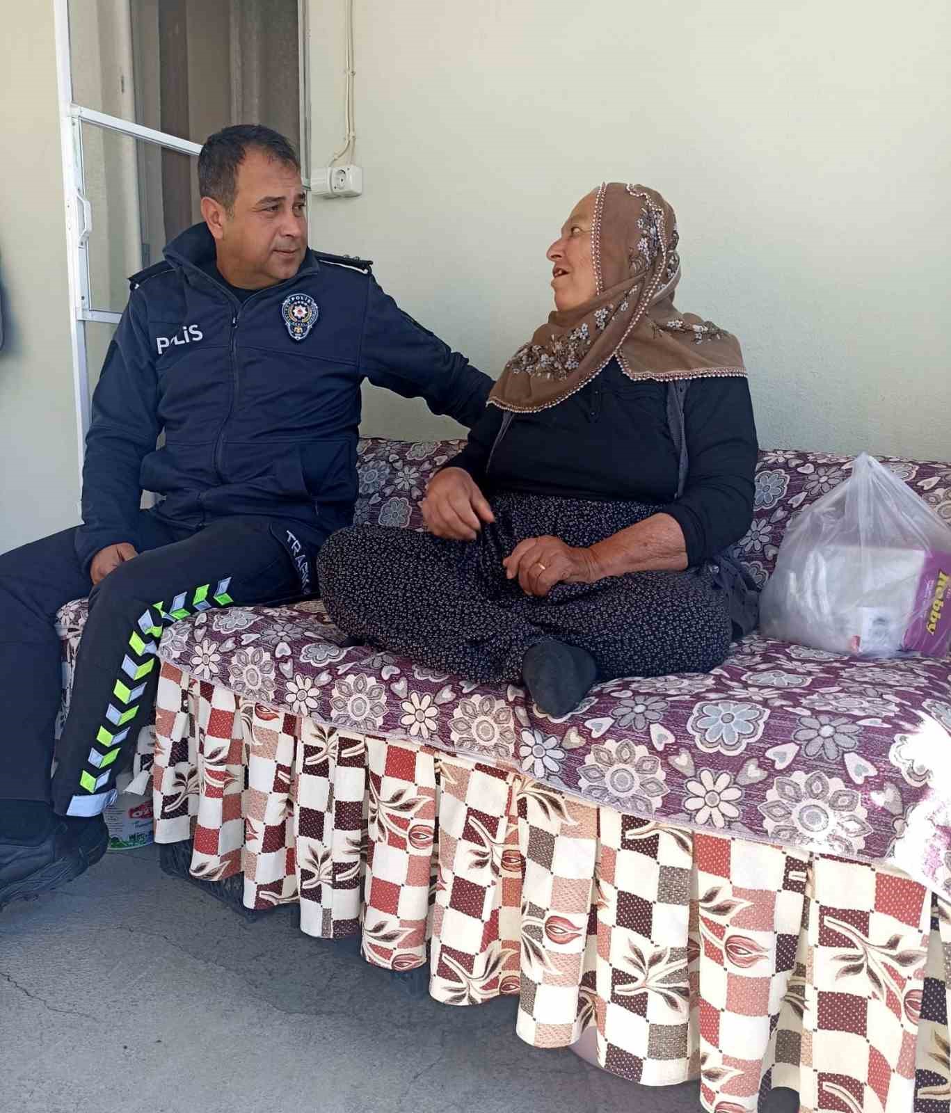 ADIYAMAN’IN TUT İLÇESİNDE POLİS EKİPLERİ ŞEHİT POLİS MEMURUNUN ANNESİNİ BAYRAMDA