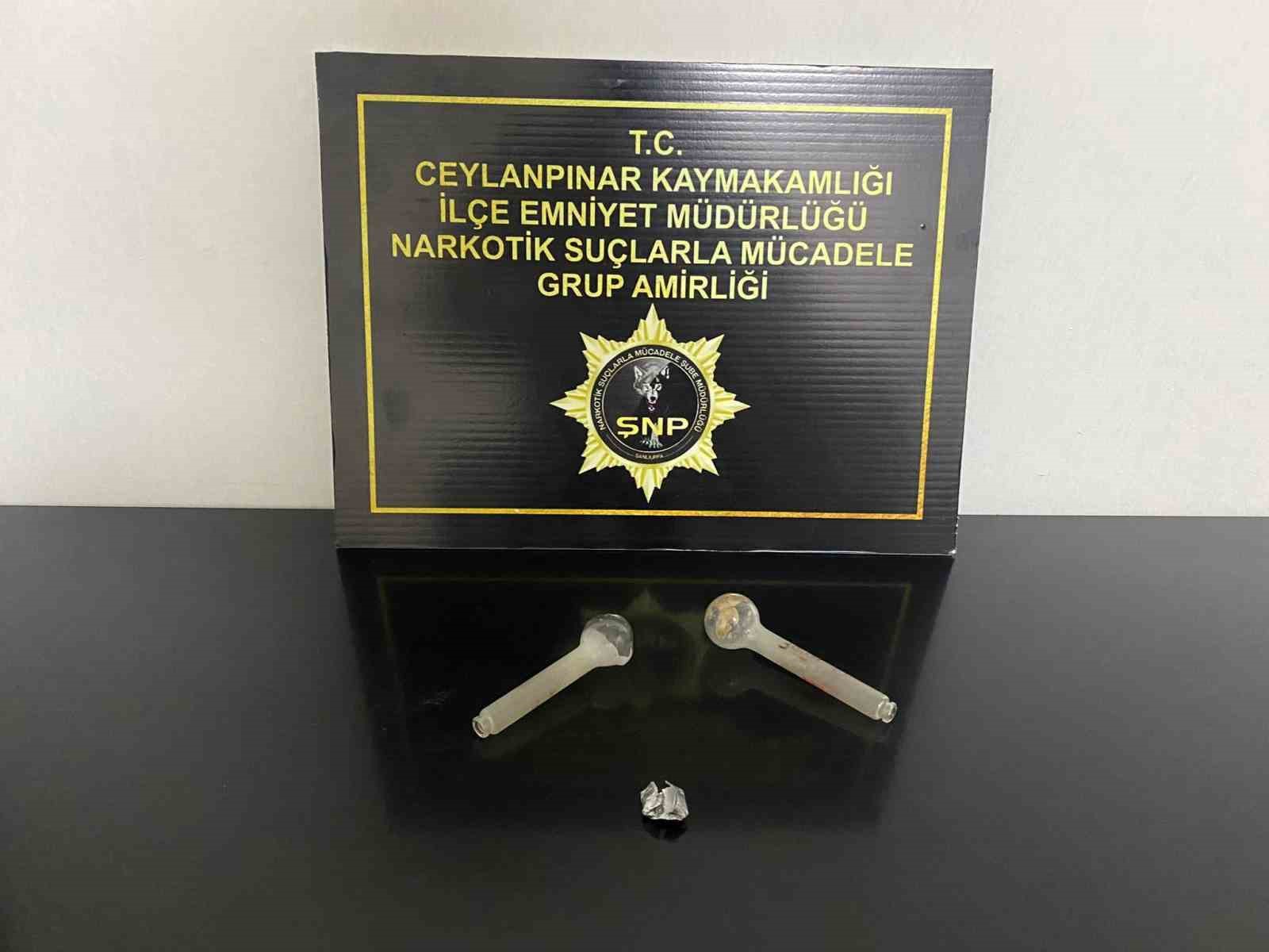 POLİSLERİN DURDURDUĞU ŞAHISLARIN ÜZERİNDEN UYUŞTURUCU ÇIKTI
