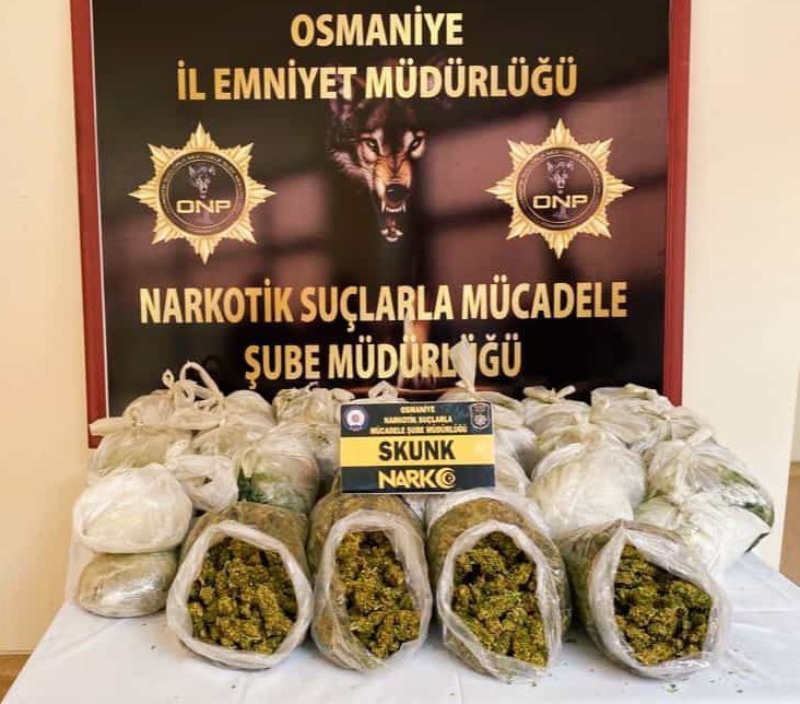 DEDEKTÖR KÖPEK POYRAZ, MİNİBÜSTE 18 KİLO 500 GRAM UYUŞTURUCU BULDU