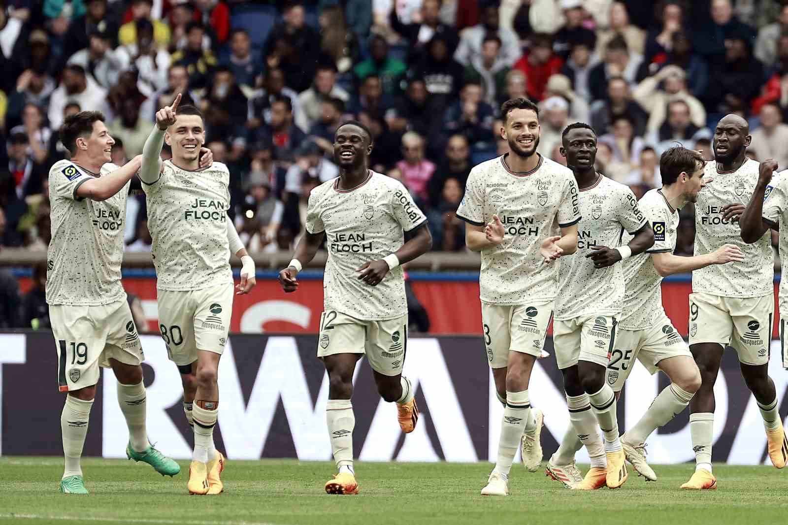 FRANSA LİGUE 1 LİDERİ PARİS SAİNT-GERMAİN, SAHASINDA LORİENT'E 3-1 MAĞLUP
