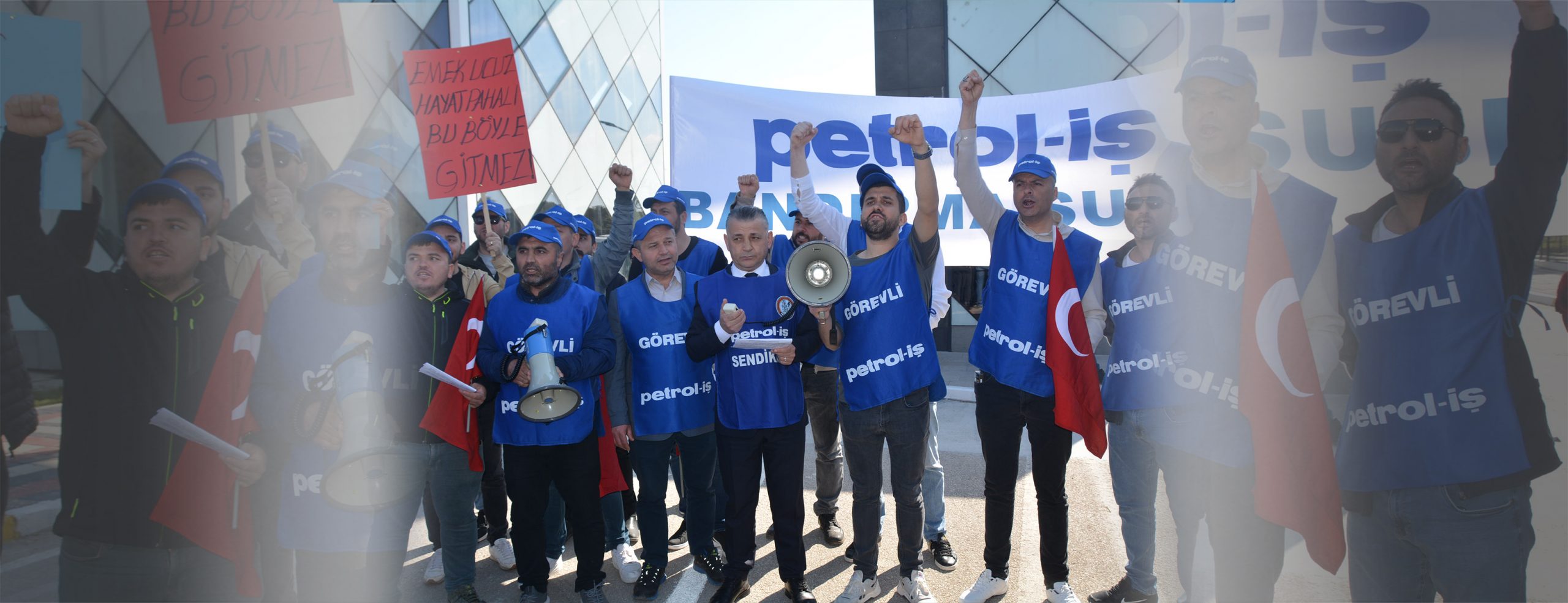 Petrol İş Bandırma Şubesi Eti Maden Bandırma İşletmesi önünde bir