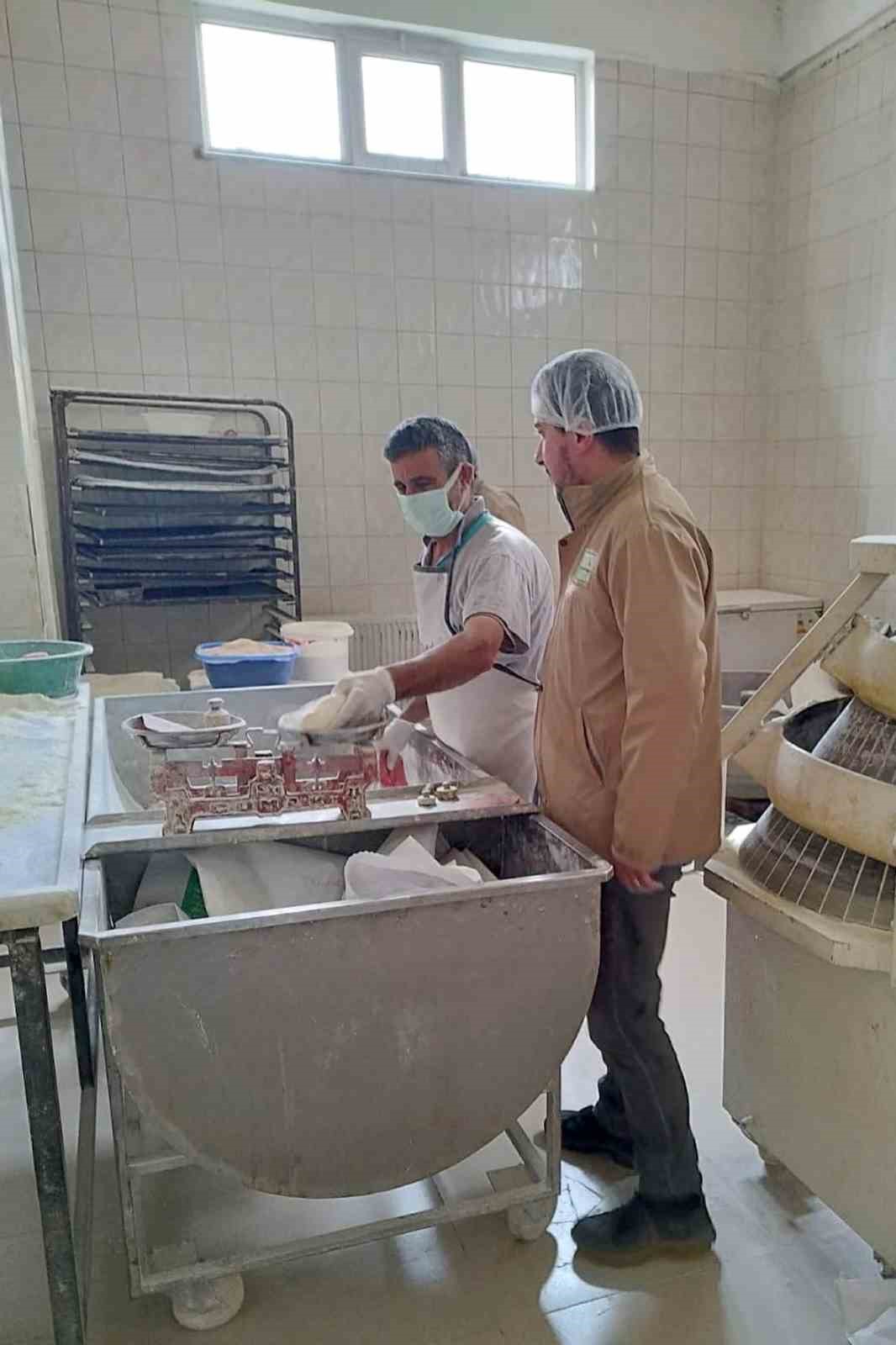 RAMAZAN AYINDA EKİPLER FIRIN VE MARKET DENETİMLERİNİ SIKLAŞTIRDI. (OLGUN YILDIZ/ARDAHAN-İHA)