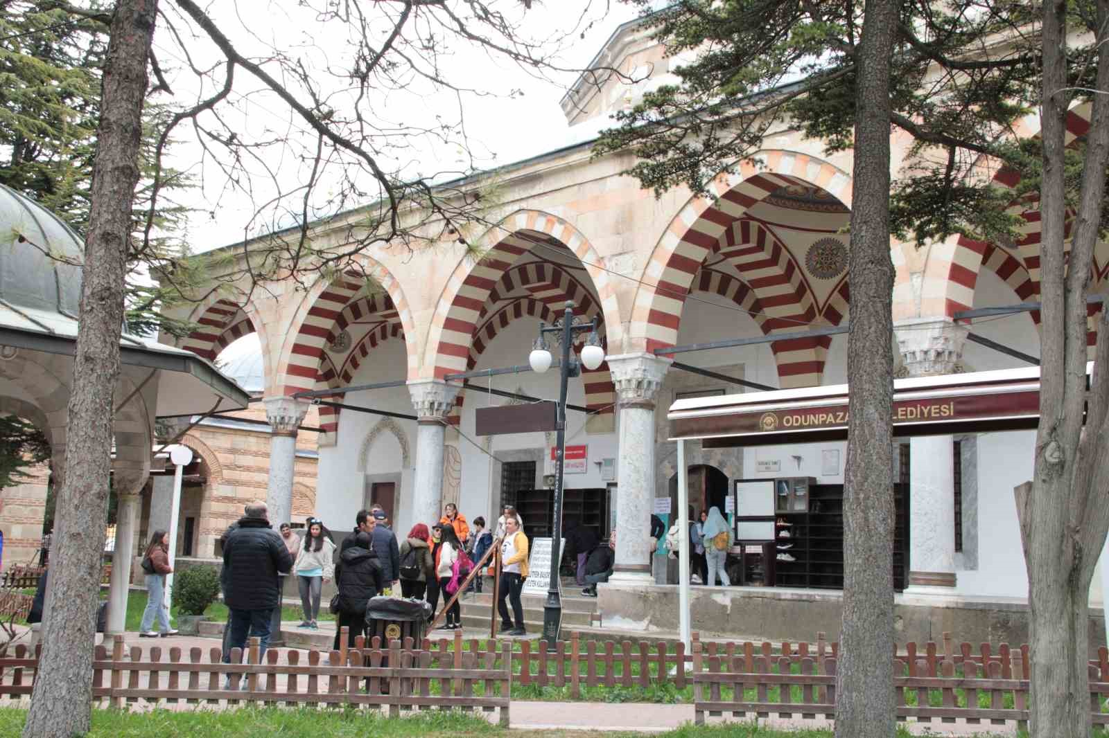 ESKİŞEHİR’DE BULUNAN TARİHİ ODUNPAZARI EVLERİNİ GEZMEYE GELEN YERLİ TURİSTLER, MİMARİSİYLE