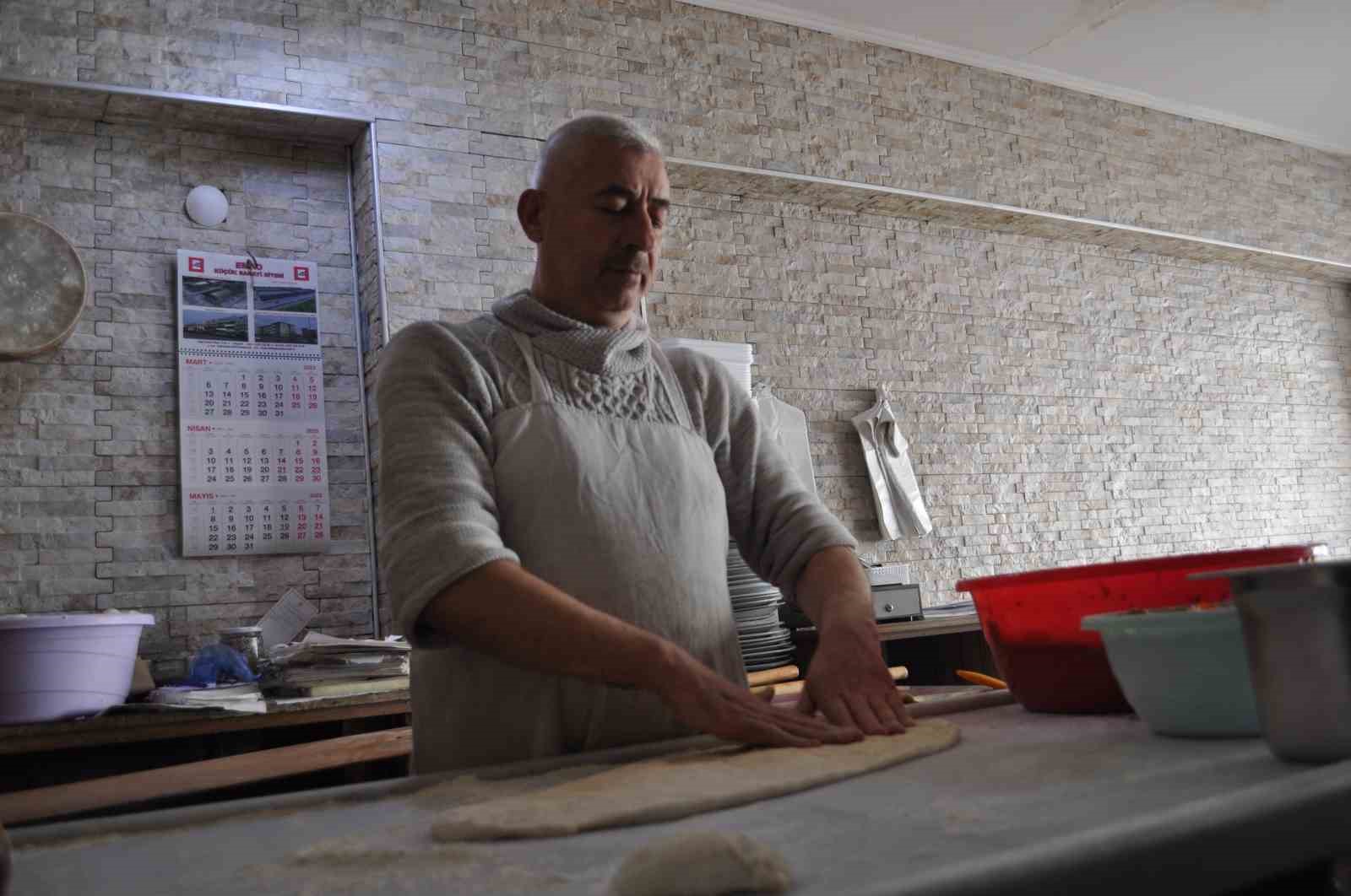 PİDE YAPMAK ÜZERE HAMURU AÇAN MUSTAFA ÇUBUK