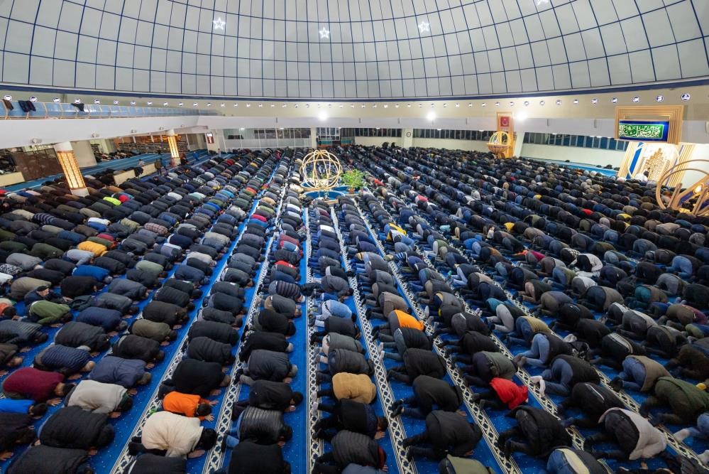 ERZİNCAN’DA RAMAZAN AYININ SON CUMA NAMAZINI KILMAK İSTEYEN VATANDAŞLAR CAMİDE