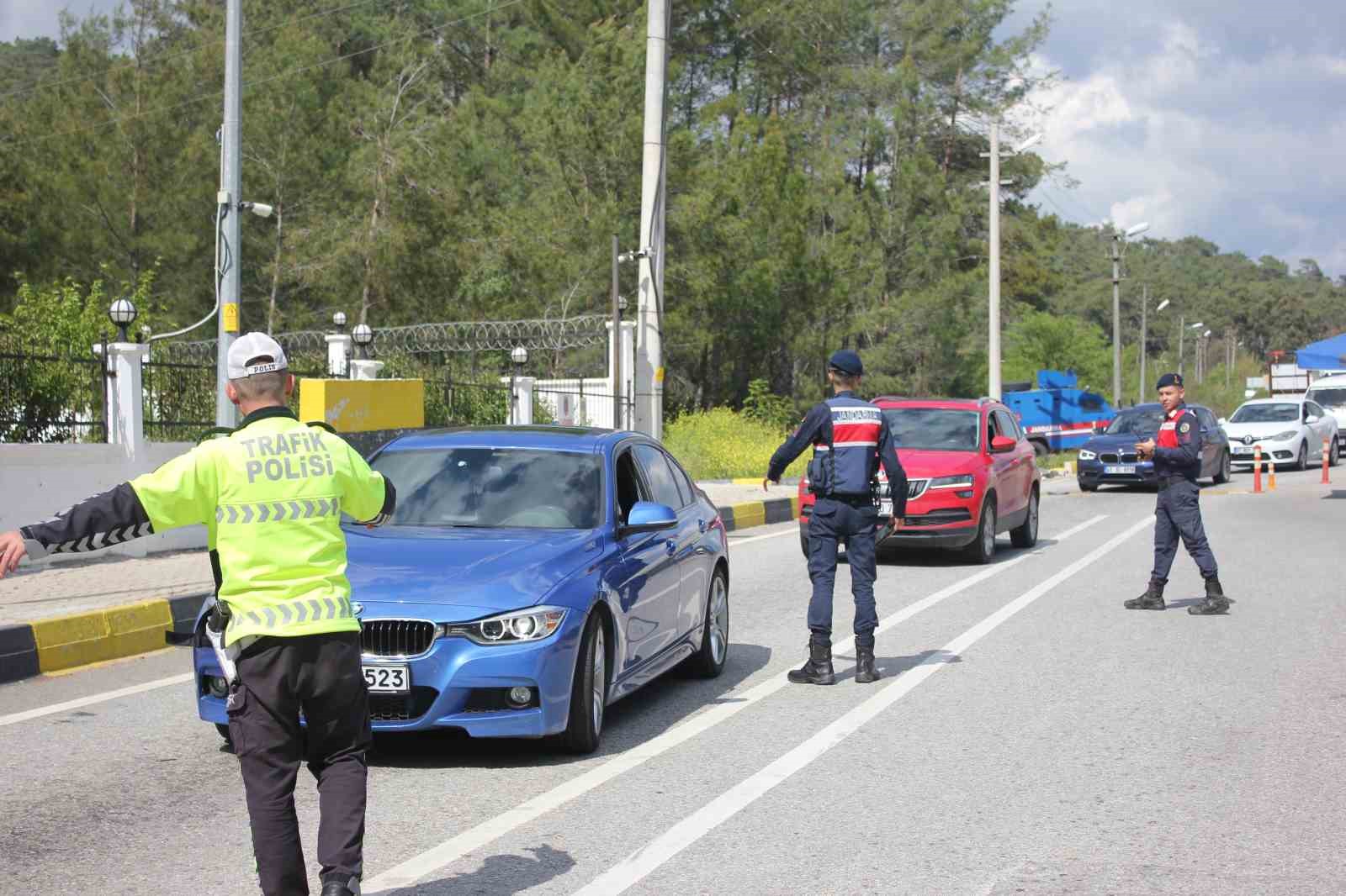 RAMAZAN BAYRAMI ÖNCESİ MARMARİS’TE YOL KONTROLLERİ ARTTIRILDI