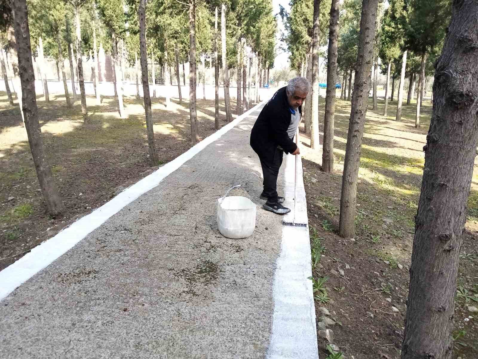 BALIKESİR’İN BURHANİYE BELEDİYESİ YIL BOYU DÜZENLİ OLARAK YAPTIĞI MEZARLIKLARDAKİ BAKIM