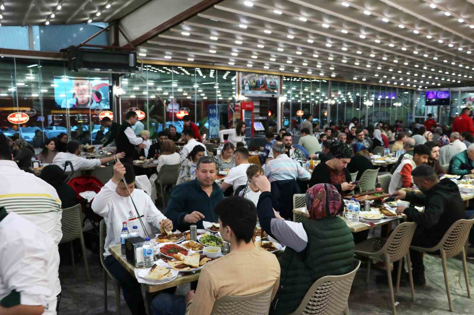 ADANALILAR DA İFTARDA KEBAPÇILARA GİDEREK ORUÇLARINI ADANA KEBAP İLE AÇIYOR.