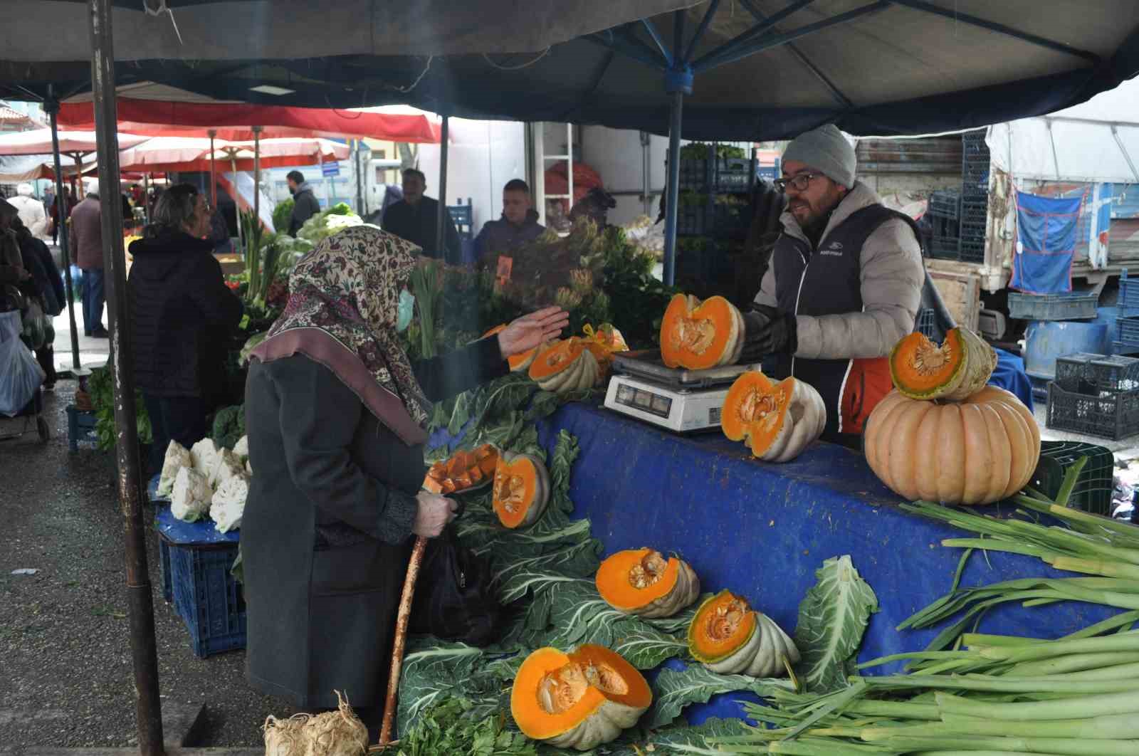 KABAK TATLISI HAZIRLAMAK ÜZERE KABAK ALAN BİR VATANDAŞ
