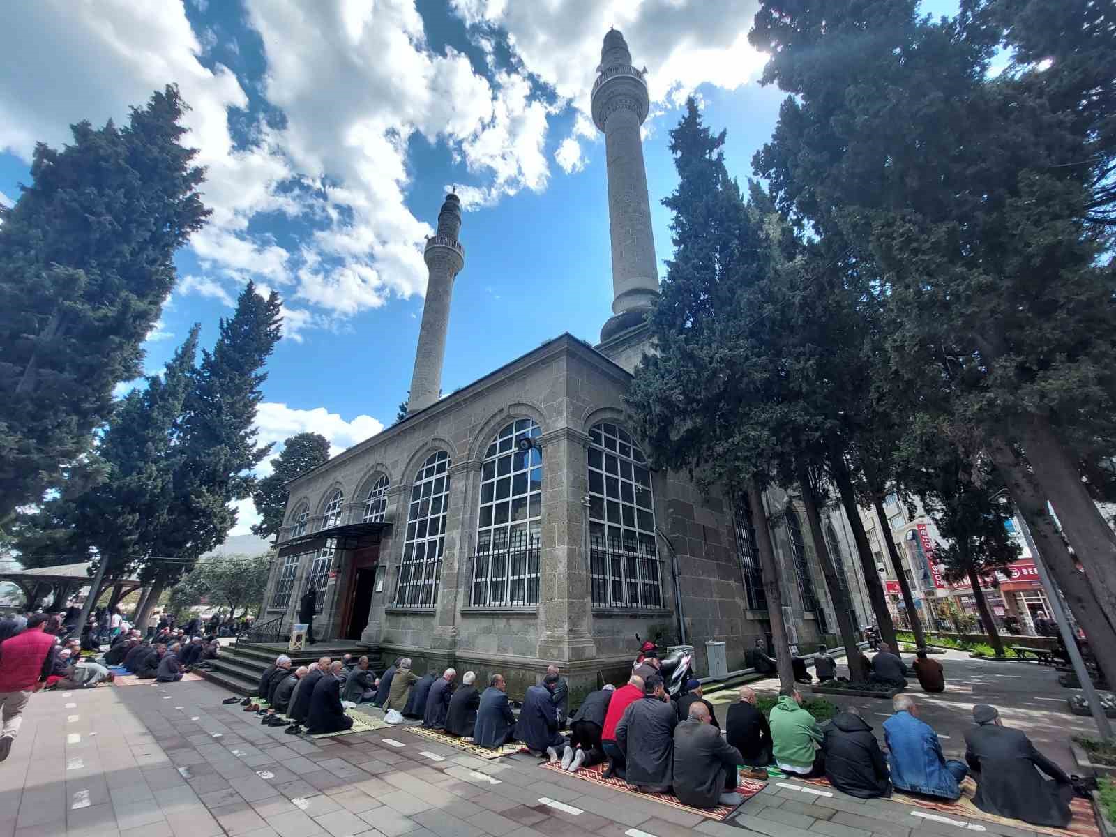 RAMAZAN AYININ SON CUMA NAMAZINDA SAMSUN’DA ŞEHİR MERKEZİNDE BULUNAN BÜYÜK