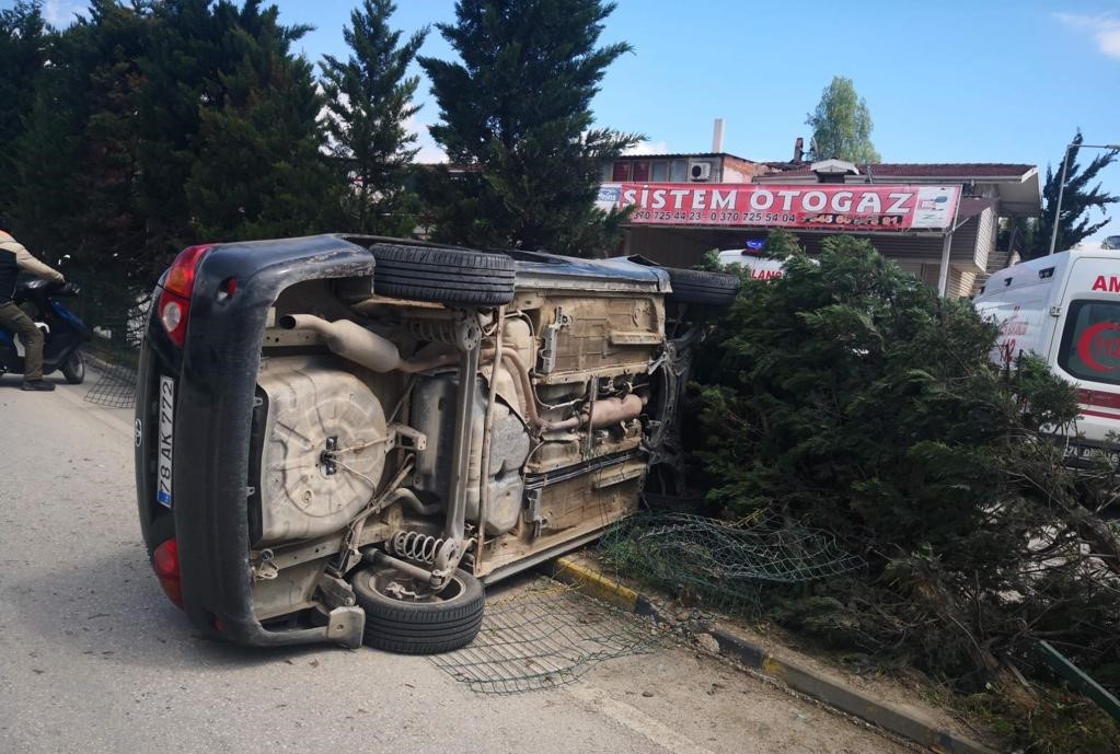 KARABÜK’ÜN SAFRANBOLU İLÇESİNDE SÜRÜCÜSÜNÜN KONTROLÜNÜ KAYBETTİĞİ OTOMOBİLİN REFÜJDEKİ AĞACA ÇARPARAK
