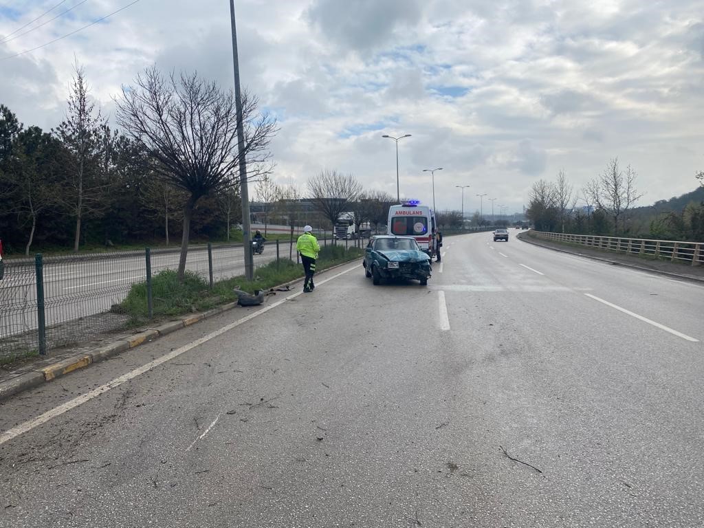 KARABÜK'TE REFÜJE ÇARPAN SÜRÜCÜ YARALANDI.