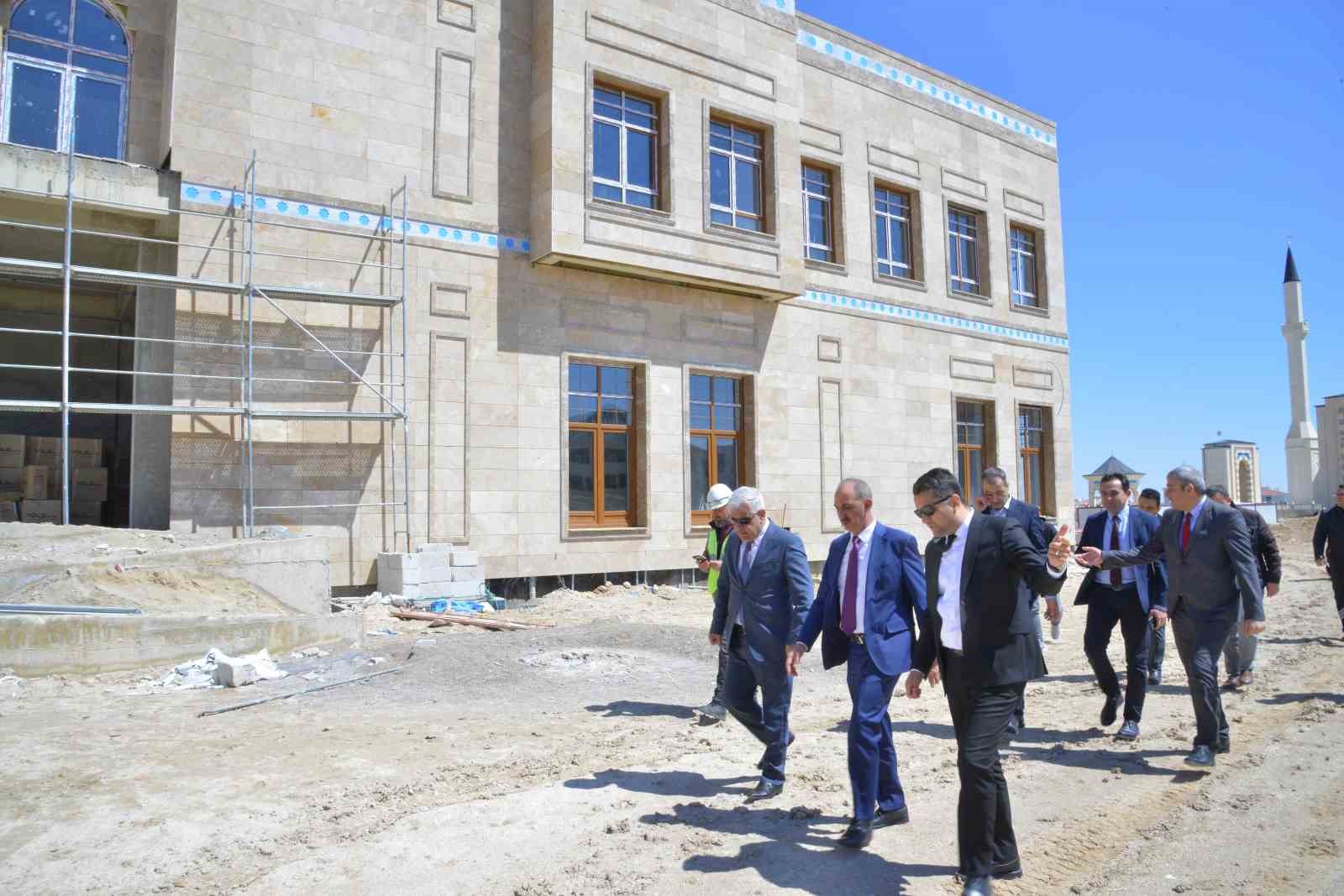 REKTÖR KARAKAYA, MERKEZ KÜTÜPHANE BİNASINDA İNCELEME YAPTI