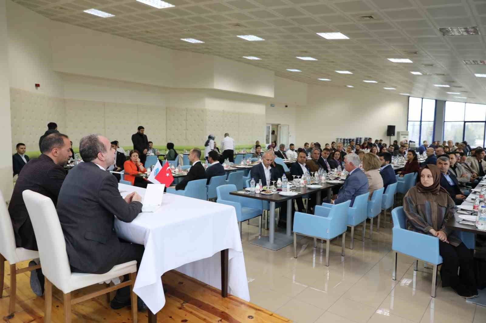 NİĞDE ÖMER HALİSDEMİR ÜNİVERSİTESİ MERKEZ YEMEKHANESİNDE REKTÖR PROF. DR. HASAN