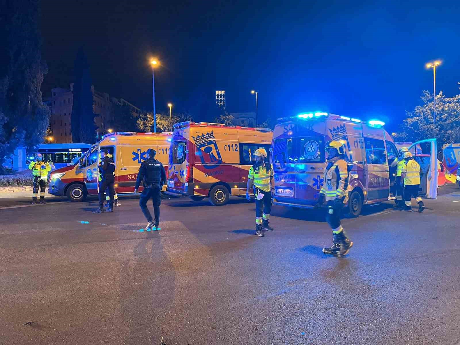 İSPANYA’NIN BAŞKENTİ MADRİD’DEKİ BİR RESTORANDA GARSONUN ALEVLİ YEMEK SUNUMU YAPMAYA