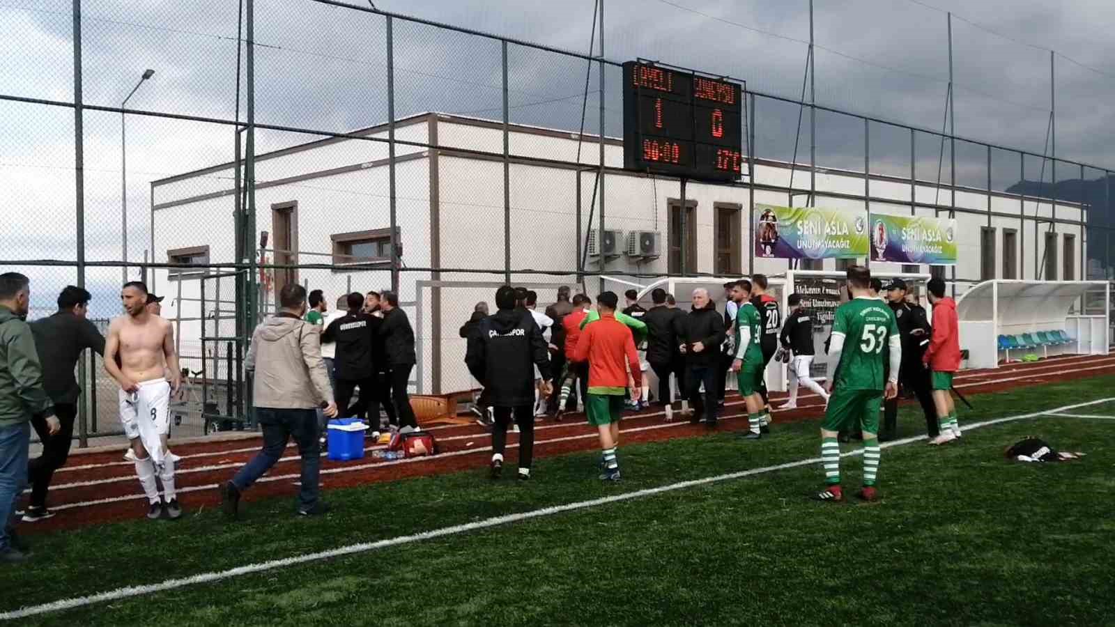 GÜNEYSUSPOR İLE ÇAYELİSPOR MAÇININ SON DÜDÜĞÜNÜN ARDINDAN İKİ TAKIM FUTBOLCULARI